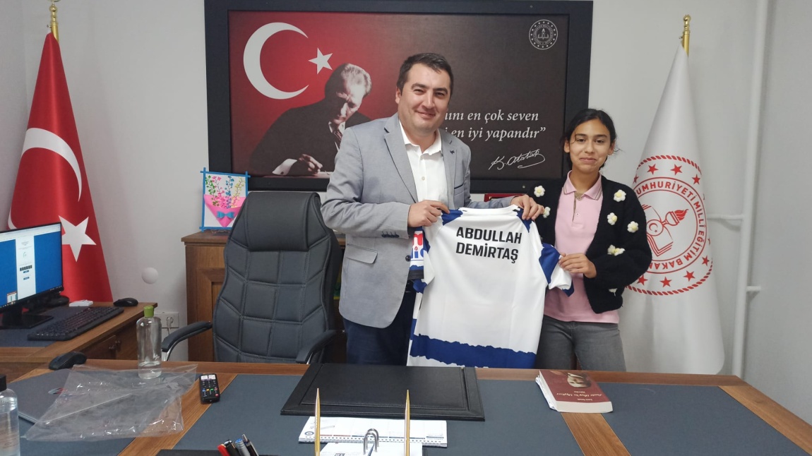 Kız Futsal Takımından İlçe Milli Eğitime Ziyaret